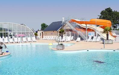 Espace aquatique du camping le Royon près de Fort-mahon plage La piscine couverte et les toboggans dans la Somme